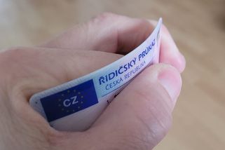 Vlastníte řidičák skupiny B? Od roku 2029 začínají v EU změny. Od konce plastových kartiček až po zdravotní prohlídky