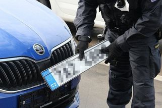 Řidič měl na kontě 30 nezaplacených pokut, celníci mu na dálnici sebrali SPZ - Podnikatel.cz
