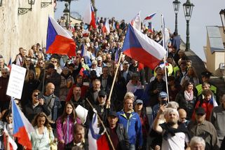 Foto: „Demisi!“ skandovali demonstranti s peticí za odvolání vlády - Seznam Zprávy