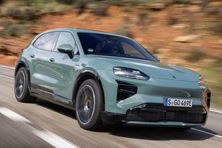 Rodinná raketa: S Porsche Cayenne můžete prohánět supersporty v naprostém luxusu - Garáž.cz