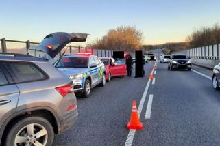 Mladík v Liberci ukradl nastartované auto, ve kterém sedělo dítě - Novinky
