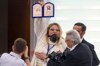 Fotky: Von der Leyenová obhájila. O rozruch se postarala Rumunka s náhubkem - Seznam Zprávy