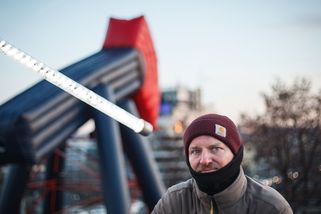 „Auta jsou neudržitelný luxus,“ říká umělec. Na magistrále těží ropu - Seznam Zprávy
