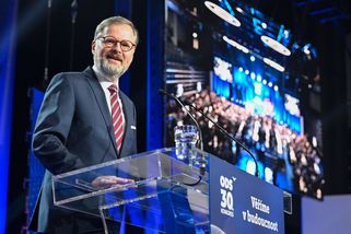 Fiala v ODS triumfuje, dělá skvělou diplomacii, doma sedí na sociálním sudu s prachem