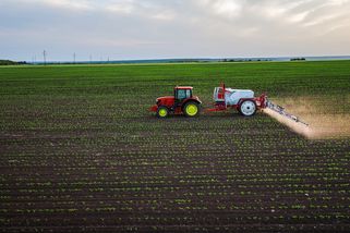Matěj Pomahač: Pesticidy ve 40 % evropských a 66 % českých potravin