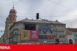Čas se krátí. Majitelé reklamních plachet je musí odstranit do konce června