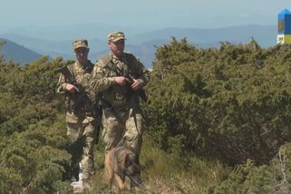 Ukrajinci prchající před službou v armádě riskují životy v horách