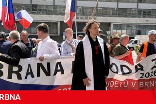 Odpůrci sudetoněmeckého sjezdu vyšli do ulic. Průvod vedl husitský kazatel