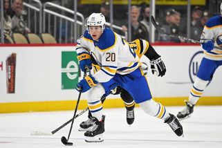 NHL | Ptal jsem se, jestli ještě budu hrát hokej. Českému útočníkovi Buffala museli krevní sraženinu vyoperovat - Sport.cz