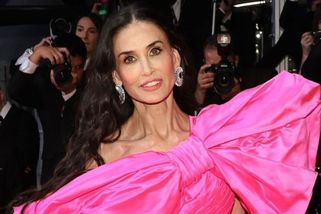 ŽENA-IN - Zkažený luxus v Cannes? Výstřih až k pupíku, ambiciózní dekolt, chlupatá Demi Moore i šaty pro papeže