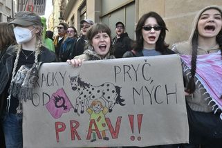 Na účastníky Pochodu pro život čekali na několika místech jejich odpůrci - Seznam Zprávy