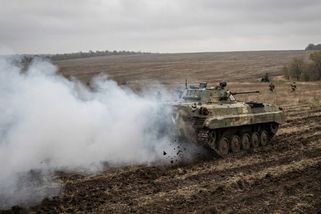 Video: Takto vypadal útok ruského BMP-2 na Ukrajině. Po výsadku přišel rychlý ústup pod kouřem