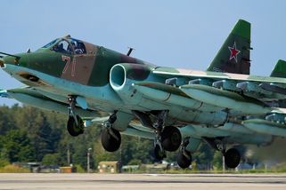 Partyzáni se vysmáli Putinovi: zapálili základnu pluku Su-25, který bombarduje Ukrajinu, a spustili sérii explozí