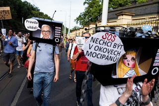 Obrazem: „Make Klempíř zpěvák again.“ Demonstranti žádali ministrův odchod - Seznam Zprávy