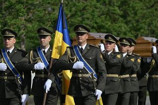 Ukrajinci slavnostně pochovali nacionalistického vůdce Melnyka. Opomíjí jeho spolupráci s nacisty