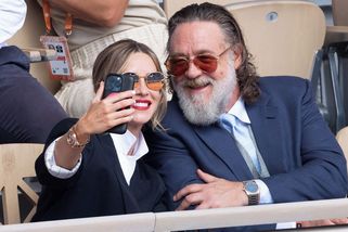 Poznáte ještě Gladiátora? Russel Crowe na tenisu fandil s o 19 let mladší přítelkyní