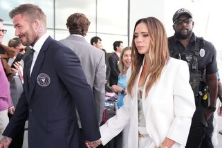 Victoria Beckham pózovala v plavkách vedle Davida tak, jak by to nikdo nečekal