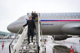 Babiš a Macinka mají místo jisté, Pavel nabízí ústupek. Vláda rozhodla o letu na summit NATO