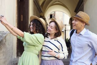 Největší podvody na turisty: Pozor na falešný trus i platby kartou