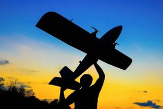 Lotyšský ministr obrany rezignoval po zřícení ukrajinských dronů na ropný sklad - Seznam Zprávy