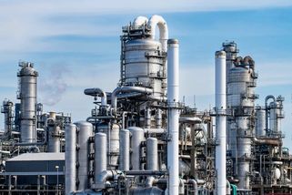 Kolaps evropského chemického průmyslu: investice se propadly o 80 %, fabriky zavírají a mizí tisíce míst