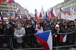 Chceme demisi a mír. Stovky lidí v Praze protestovaly proti vládě - Seznam Zprávy