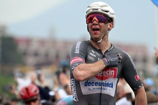 Hromadný pád na Giru postihl i dva Čechy. Nejdelší etapu ovládl Groves - Sport.cz