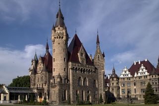 Jeden z nejhezčích zámků v Evropě máme kousek od hranic. Je v Polsku a jmenuje se Moszna - Médium.cz