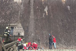 Přes hráz přehrady Les Království na Trutnovsku přepadl mladý muž - Novinky
