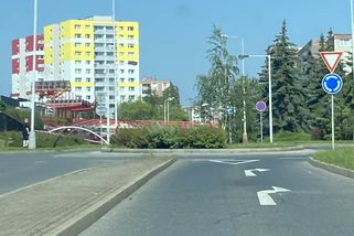 Přednost na kruhovém objezdu 2025: Pravidlo vysvětleno krok za krokem. Čeští řidiči stále chybují