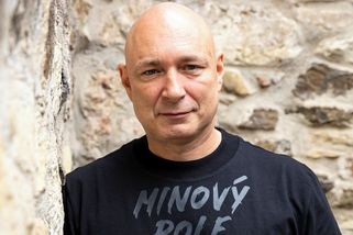 Daniel Landa se stal obětí útoku: Odneslo to okno jeho domu