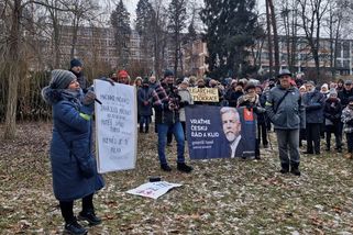 Hej, Macinko, Macinko, zahajluj malinko, zpívali demonstrující Zlíňané | Novinky.cz: Domácí