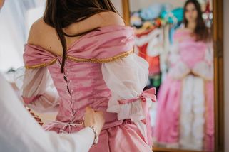 Renáta Ondrůšková šije historické šaty, ve kterých se proměníte ve šlechtičnu