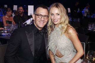 Daniel Křetínský zamilovaně tokal na finále Miss. Miliardář se od žhavé modelky nehnul ani na krok - Médium.cz