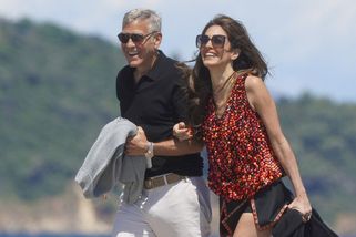 George Clooney slavil 65: Amal se na to vybavila nejkratší mini, co jste kdy viděli!