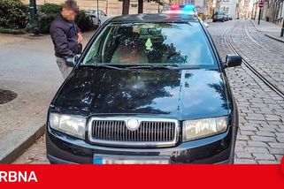 Cizinec tvrdil, že pospíchá prodat auto. U strážníků tvrdě narazil