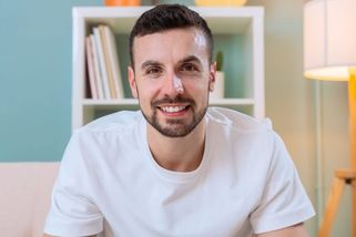 Karel (35): Chtěl jsem postavit dům vedle rodičů. Místo toho švagr rozhádal rodinu