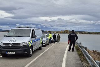 Policie z Lipna vyprostila 10 let hledané vozidlo, bylo v něm lidské tělo - Seznam Zprávy