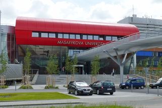 Lesk a bída Masarykovy univerzity: skandály, které otřásají brněnskou pýchou - Médium.cz