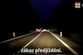 Stálo vám těch 15 sekund za to? Řidiči předjížděli na plné čáře přímo před policisty - Novinky