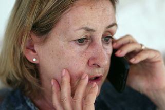 "Mamka má důchod 25 tisíc a žádné výdaje. Najednou jí ale musíme přispívat my," popisuje Petra