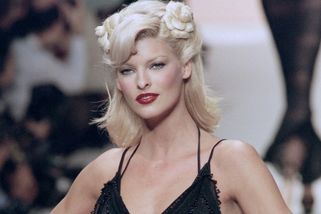 Linda Evangelista kvůli svému „znetvoření“ nevycházela z domu. Teď je opět hvězdou, v Paříži vypadala úchvatně - Super.cz