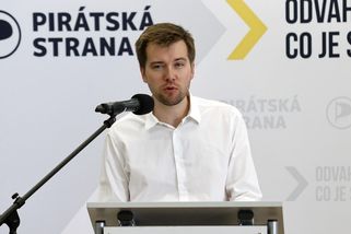Pirát Jakub Michálek protrhl přehradu zhrzenosti: Rýpli si do něj ministr, kolegové poslanci i známá herečka - Super.cz