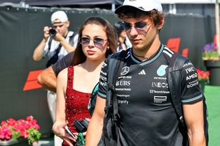 Osmnáctiletý jezdec formule 1 poprvé na stupních vítězů: Fešnému Italovi gratulovala i jeho krásná česká přítelkyně