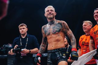 MMA | Dal bombu a mohl slavit. Bijce bouřlivě podpořila i půvabná partnerka - Sport.cz