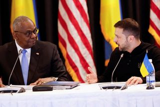Putinovy červené linie nic neznamenají, dodejte rakety, přemlouvá Zelenskyj spojence v Ramsteinu - Novinky