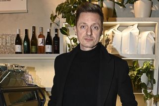 Hvězda StarDance Ruml pár dní před Štědrým dnem. Sádra a berle! Ale ukázal i stromek - Super.cz