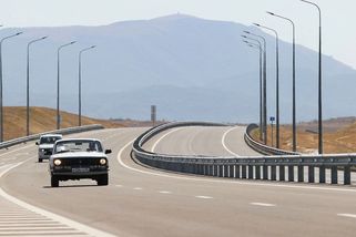 Ruská okupační správa Chersonské oblasti omezila provoz na dálnici vedoucí na Krym - Novinky