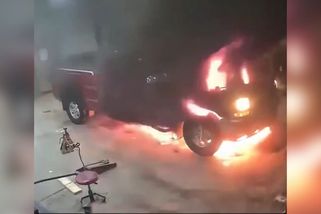 Domácí kutil zahořel láskou k autům. Bohužel tak moc, že mu shořel motor | Vrtáci při práci