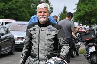 Najdi 5 rozdílů: Prezident Pavel na motorce vs. Zeman na člunu